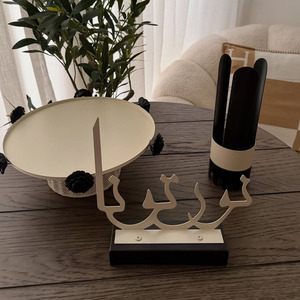 Support à gâteau en métal tressé fait main avec accents floraux noirs, plateau de présentation de desserts, plateau de service de table, décoration d'intérieur - Product Image 3
