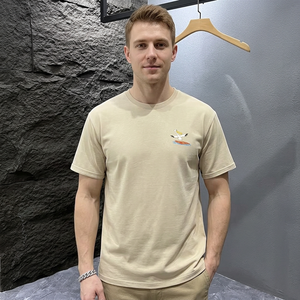 เสื้อยืดแขนสั้นสีเบจสำหรับผู้ชาย พิมพ์ลายการ์ตูนนก คอกลม ทรงปกติ ผ้าฝ้ายเจอร์ซีย์ ระบายอากาศได้ดี สวมใส่สบาย - Product Image 6