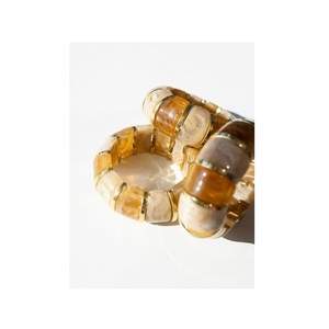 Bracelet en résine artistique avec surface brillante sophistiquée, bijou élégant pour les amateurs de mode tendance - Product Image 3