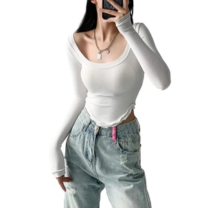 Top corto ajustado de manga larga con cuello en U para mujer, tejido acanalado liso, ropa informal de calle, tops de estilo Y2K a la moda para mujer - Product Image 3