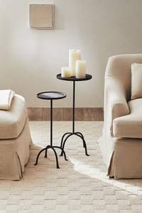 Elegante mesa auxiliar de metal con estructura minimalista y construcción robusta, ideal para la sala de espera de la oficina. - Product Image 2