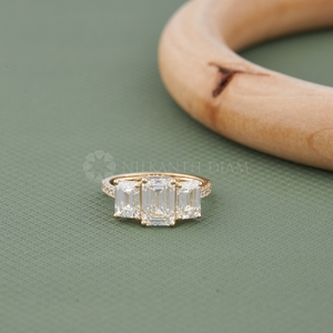 Bague en diamant de synthèse au design tendance, taille émeraude, or jaune, trois pierres, bijoux fins pour femmes - Product Image 1