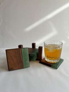 Posavasos de resina verde y madera para mesas modernas, mesas de café y base para macetas pequeñas para proteger la superficie, de la India. - Product Image 2