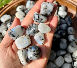 Cristaux de pierre de lune naturelle polie à la main de haute qualité, magnifiquement polis, 15-30 mm, blancs, style Feng Shui, décoration de mariage indienne - Product Image 1