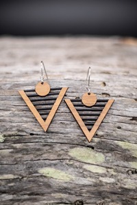 Boucles d'oreilles triangulaires en bois avec accent circulaire, crochets argentés, design géométrique, bijoux faits à la main - Product Image 2