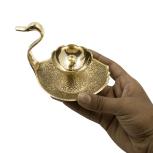 Lampe à huile Diya en laiton artisanal en forme de cygne avec motif floral, décoration traditionnelle pour Diwali et le temple domestique - Product Image 6