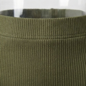 Jupe crayon côtelée vert olive pour femme, longueur genou, taille élastique avec fente latérale, à porter toute l'année - Product Image 4