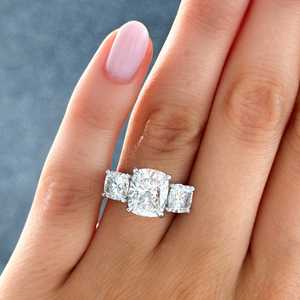 Bagues de fiançailles personnalisées à 3 pierres en diamant de laboratoire taille coussin de 5 carats, en or massif 14K 18K, serties à griffes, bijoux de mariage, vente en gros fabricant - Product Image 6