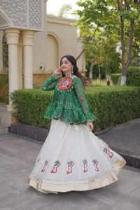 Lehenga Choli brodé vert avec jupe blanche et design indien traditionnel pour femmes, tenue de mariage - Product Image 2