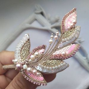 Broche artisanale brodée à la main avec perles, épinglette décorative tendance, cadeau pour femme - Product Image 5