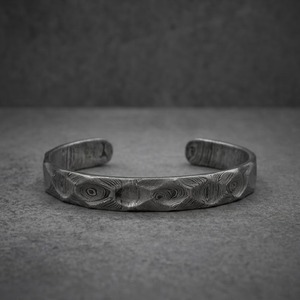 กำไลข้อมือเหล็กดามัสกัสตีขึ้นรูปด้วยมือ – เครื่องประดับสไตล์ไวกิ้งสมัยใหม่ ของขวัญวันครบรอบ - Product Image 2