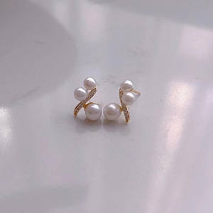 Boucles d'oreilles en perles d'eau douce de forme géométrique simple haut de gamme, élégantes, accessoires de mode en gros - Product Image 3