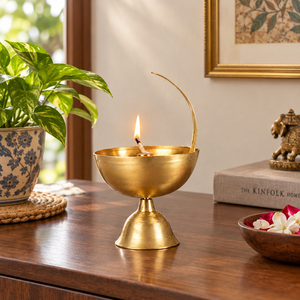 Lampe à huile Diya traditionnelle en laiton avec poignée courbée pour la Puja, la Diwali, la décoration de temple et de maison, porte-bougie indien en laiton, vente en gros à l'exportation - Product Image 4