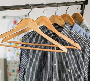 Organisateur de vêtements en bois durable et écoresponsable, composants en acier inoxydable, crochets muraux amovibles, cintres détachables, conception antidérapante - Product Image 3