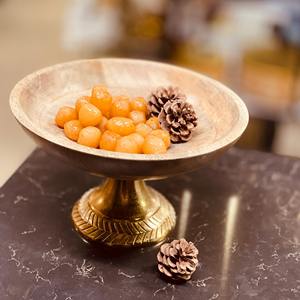 Bol en bois élégant avec couvercle en verre et base à bouton métallique pour une présentation quotidienne des repas à la maison, rehaussant ainsi la présentation des plats avec un design naturel. - Product Image 5