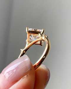 Bague solitaire moderne en or massif 14 carats avec diamant taille princesse de 1,00 carat, cultivé en laboratoire, pour mariage, occasions spéciales et événements festifs - Product Image 4