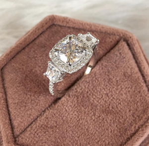 Bague de fiançailles en or blanc 10K massif avec moissanite taille coussin, halo solitaire et pierres latérales taille trapèze - Product Image 1