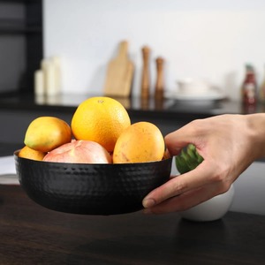 Bol en métal avec texture martelée, extérieur noir, intérieur doré, décoration glamour pour servir les aliments - Product Image 6
