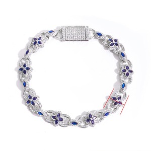 Pulsera de Lujo con Moissanita Azul Floral, Diseño de Cuatro Pétalos, Cierre Oculto, Chapado en Rodio, Plata, Joyería Unisex - Product Image 1