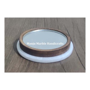 Miroirs polis ronds en marbre blanc naturel incrustés de nacre dorée faits à la main, au design personnalisé - Product Image 2