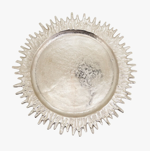 Assiettes de présentation modernes texturées à motif soleil, bord festonné et gaufré, finition argent métallisé, faites à la main, pour une mise en scène de table de Noël unique - Product Image 1