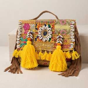 Sac à bandoulière bohème fait main avec coquillages cauris, travail miroir, pompons jaunes, franges marron, patchwork brodé multicolore - Product Image 2