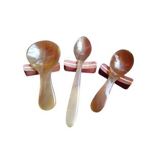 Cuillère de luxe en corne de bufflonne polie, sculptée à la main, confortable à utiliser, à prix abordable - Product Image 1