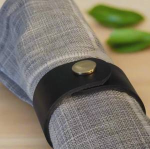 Anneaux de serviette en cuir pleine fleur avec fermoir en laiton ou en acier inoxydable - Décoration de table - Product Image 1