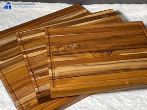 Planche à découper rectangulaire en bois de teck avec poignée, épaisseur 1,5 cm, durable, pour cuisine, sans danger pour les aliments, écologique, compatible lave-vaisselle - Product Image 1