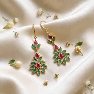 Boucles d'oreilles pendantes florales en or jaune massif 18 carats avec rubis et émeraudes naturels, bijoux fins pour femmes, Memoria Jewels - Product Image 5