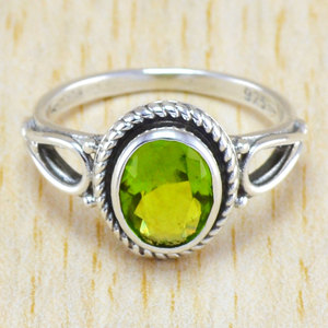 Bague ovale facettée en péridot en argent sterling 925 sur mesure, OEM ODM, marque privée, vente en gros - Product Image 1