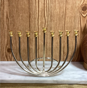 Menorá única de metal con forma de árbol, de bronce, con dos pavoresos y portavelas con forma de piña. Disponible a precios de mayorista. - Product Image 6