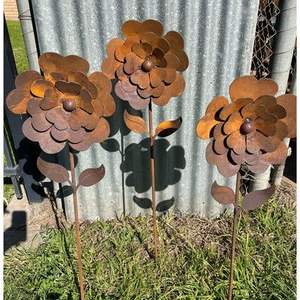 Piquets décoratifs en métal pour jardin, conçus à la main pour embellir les jardins grâce à des créations artistiques en métal inspirées de la floristerie. - Product Image 3