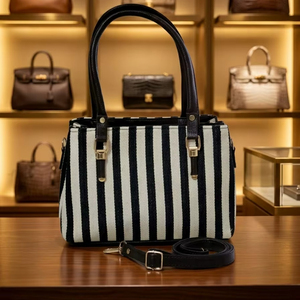 Sac fourre-tout en jacquard rayé noir et blanc fait main avec bandoulière amovible - Product Image 1