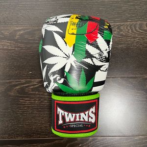 Ensemble de protège-tibias et de gants de boxe Muay Thai en cuir personnalisés OEM, pour entraînement professionnel de kickboxing, respirant et absorbant l'humidité - Product Image 4