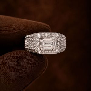 Anillo de Compromiso de Plata de Ley con Diamante en Forma de Esmeralda, Halo de Moissanita y Banda Pavé, Joyería para Propuesta - Product Image 4