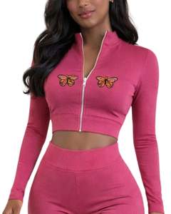 Ensemble de yoga deux pièces rose pour femme : haut court zippé et pantalon évasé taille haute avec broderie papillon – Tenue de fitness et de gym personnalisable OEM - Product Image 2
