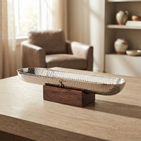 Plato de servir plateado martillado de diseño moderno, elegante tazón ovalado largo sobre una base de madera sólida. Perfecto para la decoración de mesas de lujo