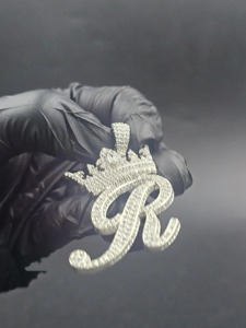 Pendentif moderne en argent 925, or et diamants, avec couronne et lettre R, style hip-hop. - Product Image 1