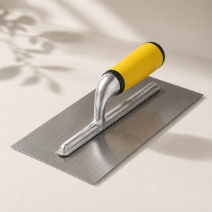 Espátula Profesional para Enlucido Gurmala con Mango de Goma y Base de Acero para Acabado de Paredes y Pisos de Cemento y Mortero, Trabajos de Albañilería - Product Image 1