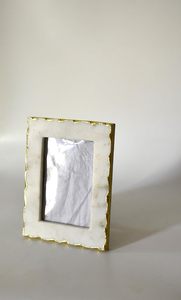 Cadre photo en marbre blanc de qualité supérieure Stone Era, bordure dorée appliquée à la main, léger, fait main, pour montage mural, pour la maison ou le bureau - Product Image 3