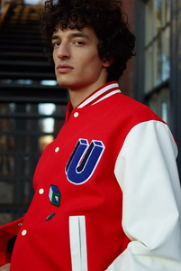 แจ็คเก็ตหนังแท้สไตล์ Letterman สำหรับผู้ชาย ทำจากผ้าขนสัตว์ ตกแต่งด้วยโลโก้ปักสีแดง ป้าย และแถบสีดำ - Product Image 2