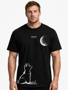 ONETEN APPAREL Camiseta negra de manga corta con cuello redondo para hombre con estampado gráfico de gato y luna - Product Image 1