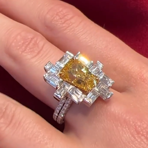 Anillo Iced Jewelz con corte baguette de 7.35 quilates, oro amarillo de 14K, chapado en oro para ella, IGI - Product Image 2