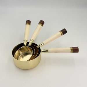 Ensemble professionnel de 4 tasses et cuillères à mesurer en acier inoxydable écologique avec manche en bois, résistant au lave-vaisselle, pour la cuisine - Product Image 1