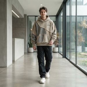 Sweat-shirt surdimensionné personnalisé pour homme, style streetwear, avec patchwork crème, effet vieilli et bords bruts - Product Image 3