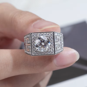 Bague signet unisexe en or 18 carats avec diamant de laboratoire taille brillant rond et pierres latérales pavées, certifiée IGI - Product Image 5