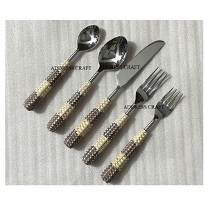 Cubiertos de resina blanca elegantes de estilo moderno con mango de resina y cabezal plateado para hogares, restaurantes y fiestas. - Product Image 5