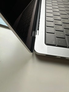 MacBook Pro 2021 de 13 Pulgadas, M1, 8GB de RAM, 256GB SSD, Portátil de Segunda Mano, Pantalla Táctil de 120Hz, GPU Integrada, 18 Horas de Autonomía - Product Image 3