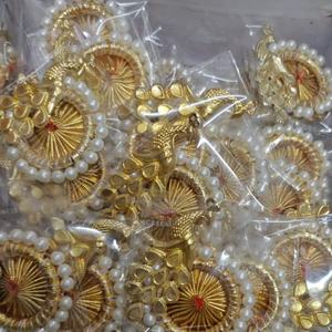 Exquisitos Adornos Hechos a Mano con Pavo Real Dorado y Perlas, Arte Tradicional y Diseño Elegante para Decoración Festiva - Product Image 1